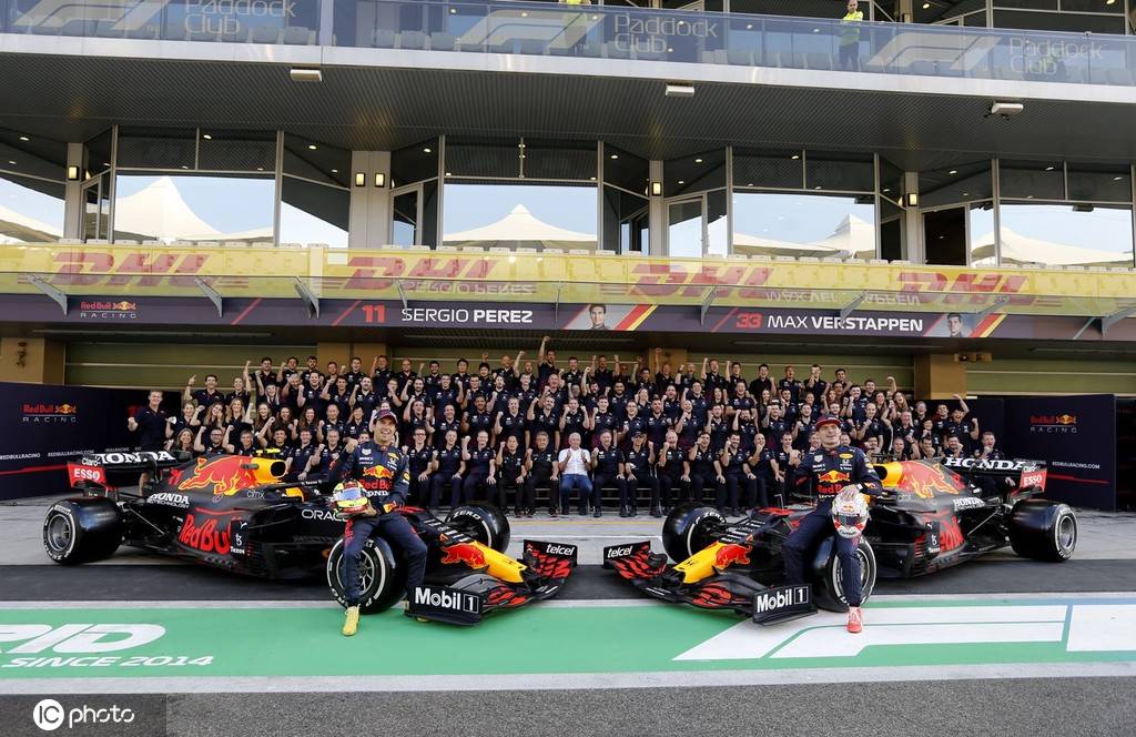 2021年f1阿布扎比大奖赛前瞻:红牛车队全员合影