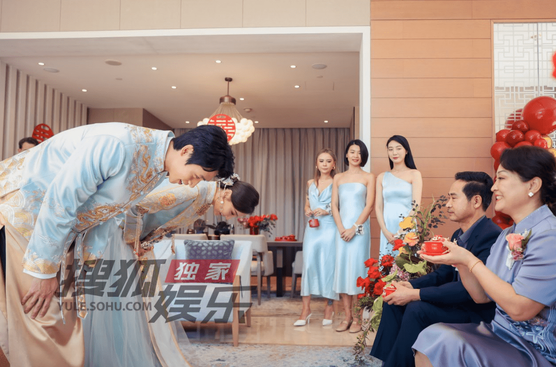 魏晨于玮婚礼现场图曝光穿中式婚服对视超恩爱