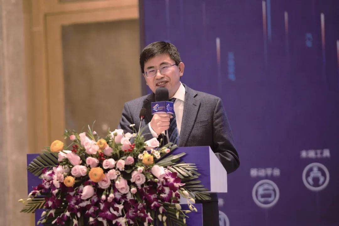遨博董事长魏洪兴先生介绍了机器人及协作机器人的发展历程,他表示"