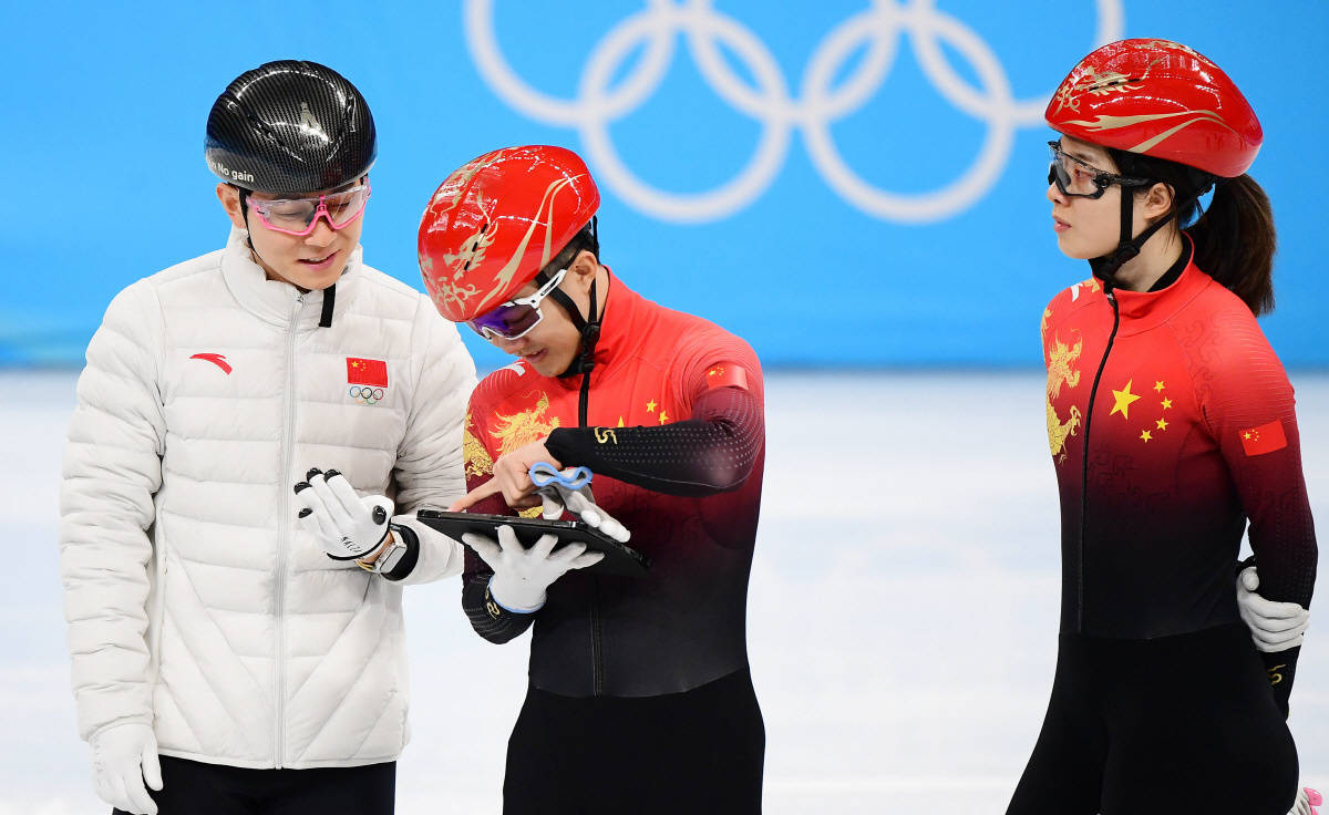 再加上韩国短道速滑传奇选手安贤洙目前执教中国队,所以也引得韩媒的