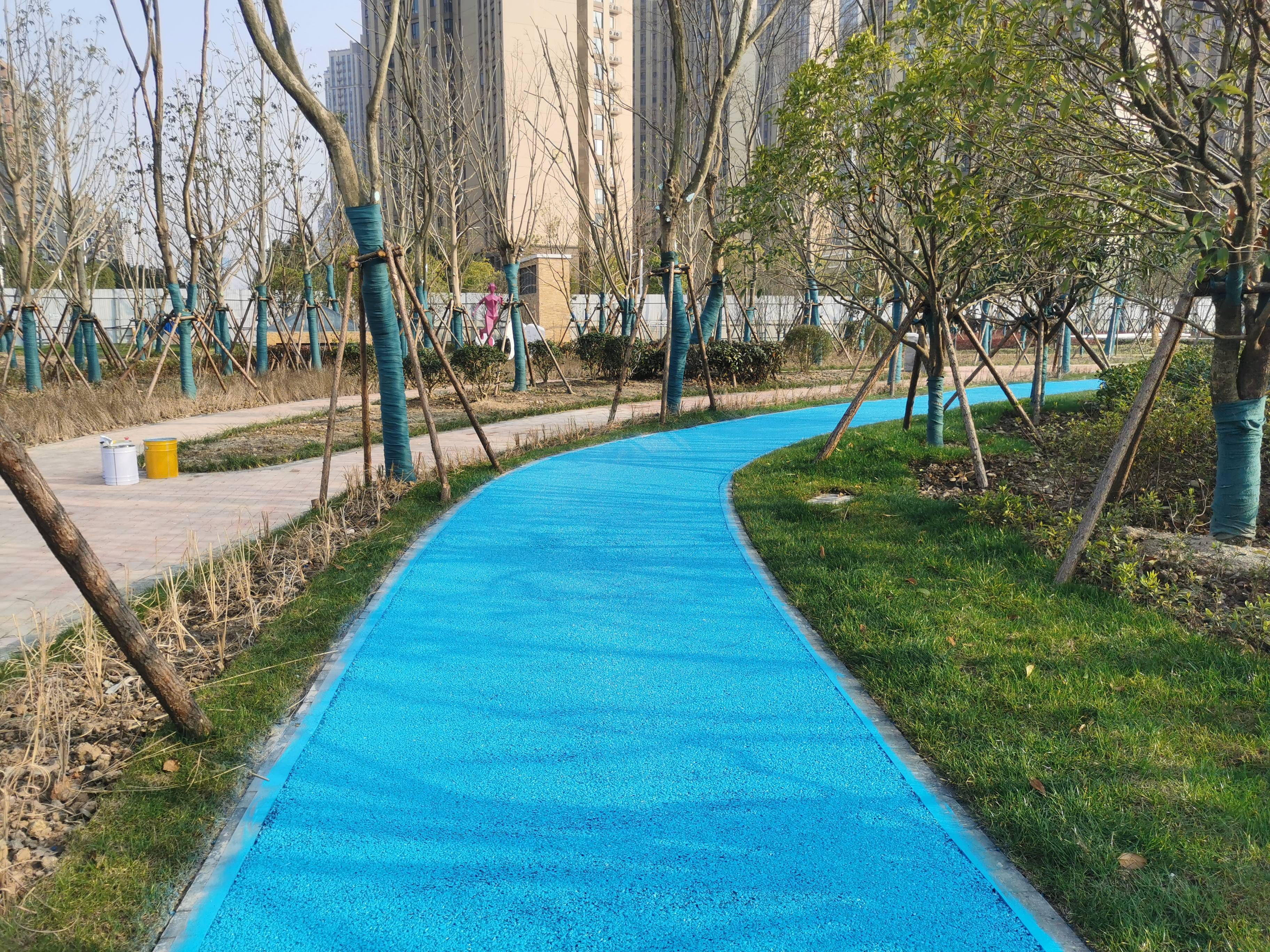 武汉现在好多公园小区的路面都在搞翻新武汉沥青改色施工后让武汉焕然
