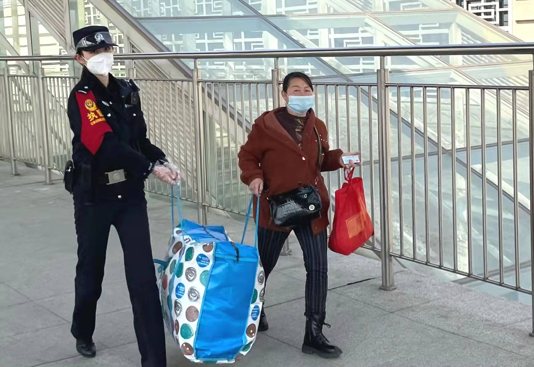 铿锵玫瑰女铁警,节日绽放别样红_刘舫和_旅客_站区