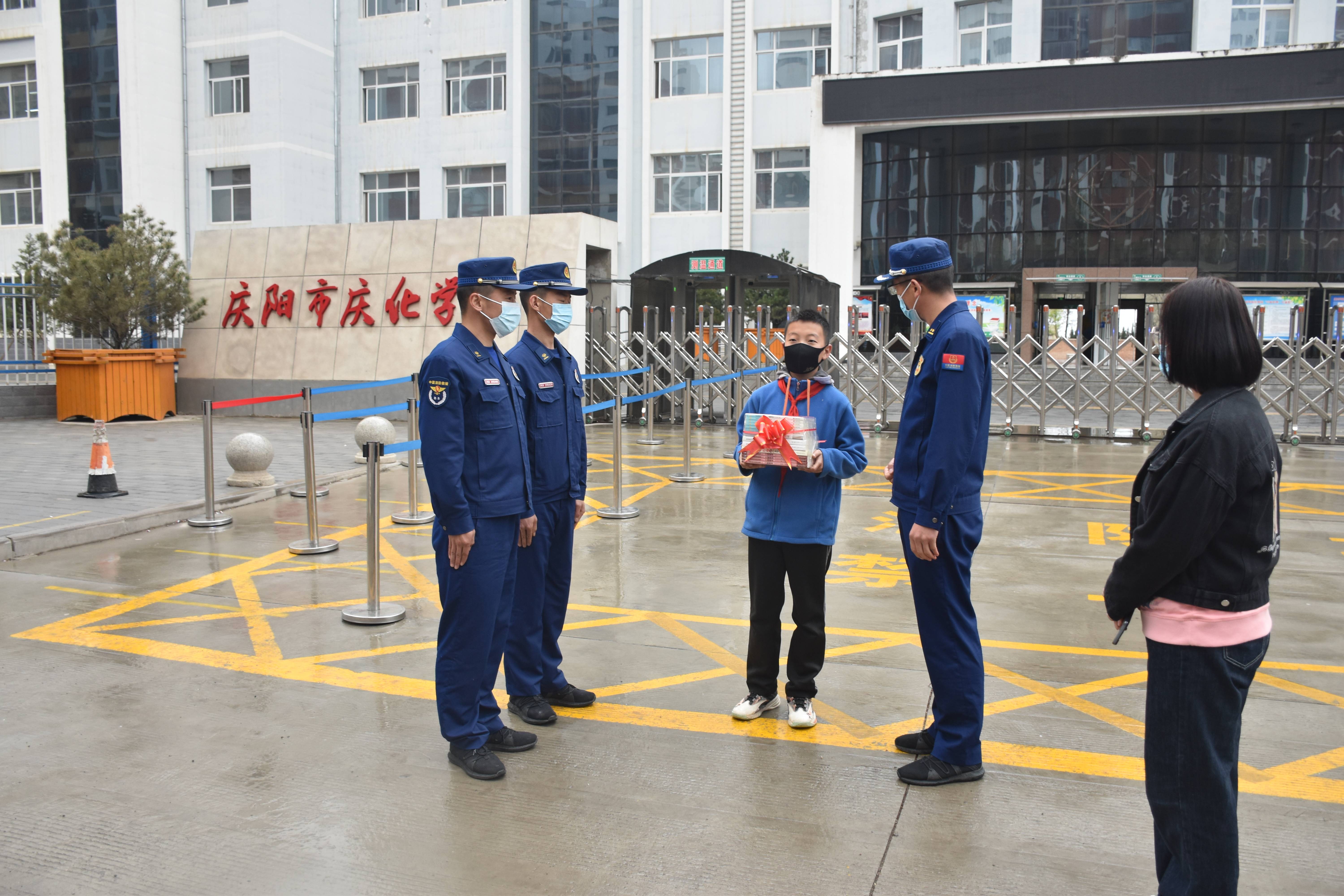 庆阳消防"蓝朋友"给他的回礼是…_李宇衡_救援_人民