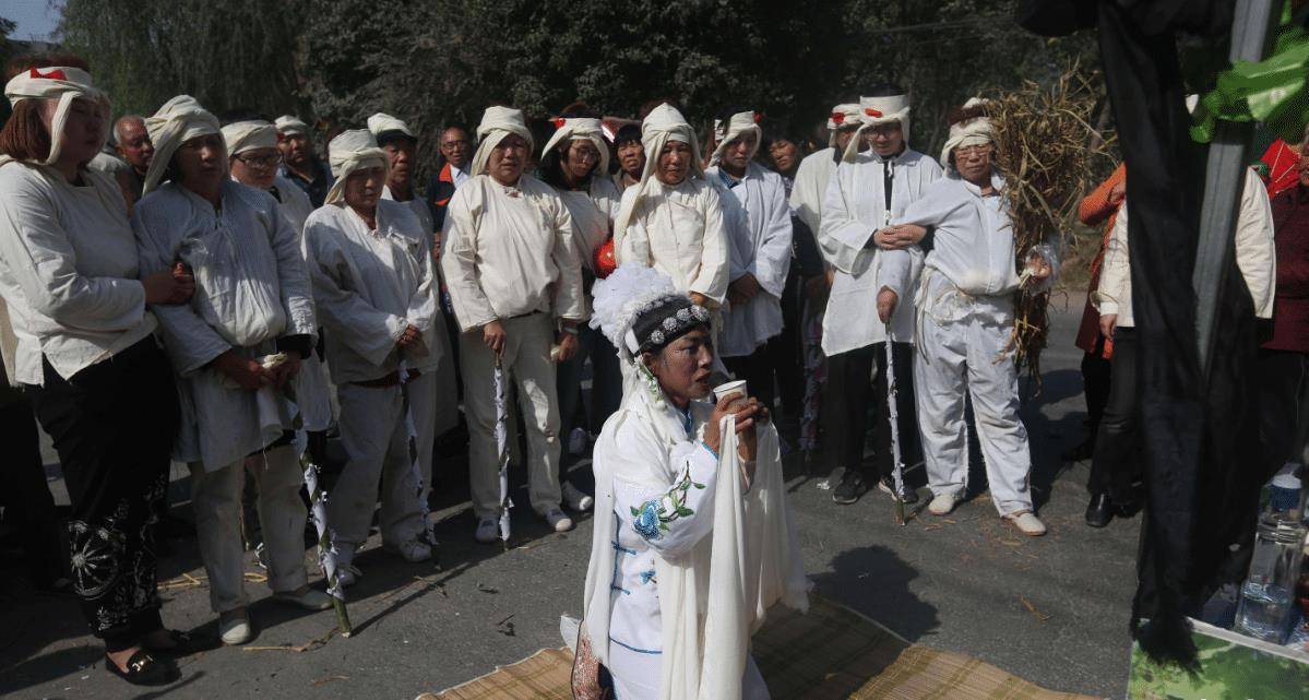 原创职业哭灵人一年磕头上万次每场挣700元背后却遭人非议