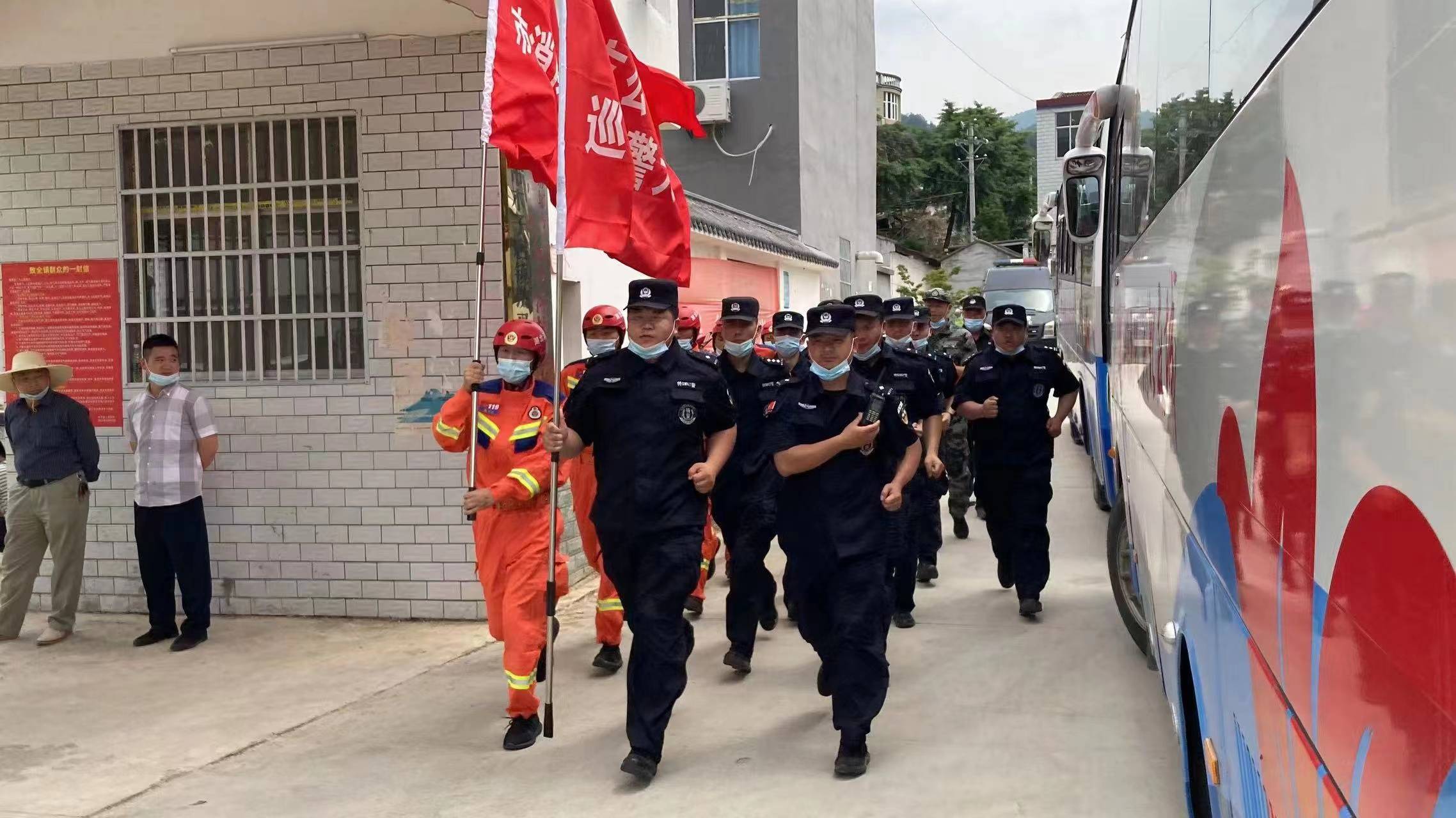 麻城:未雨绸缪 多部门联合举行防汛抢险实战演练_救援_河水库_应急