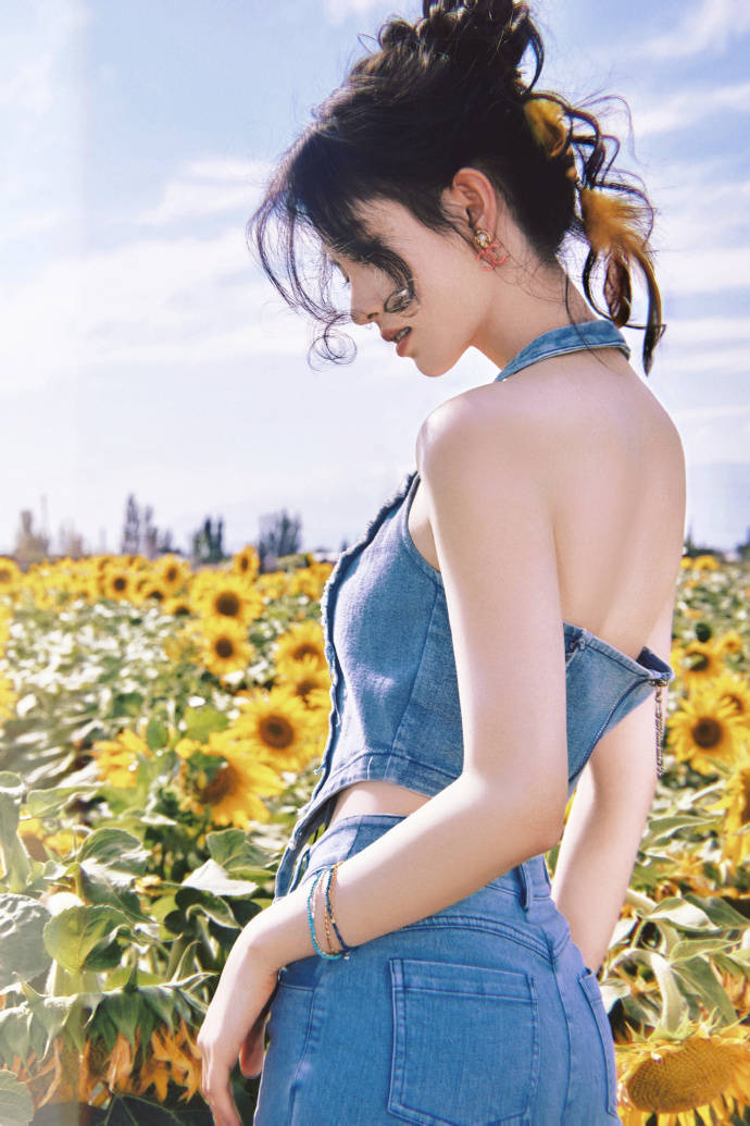 鞠婧祎穿牛仔套装化身向日葵女孩 露香肩美背-沐风文化