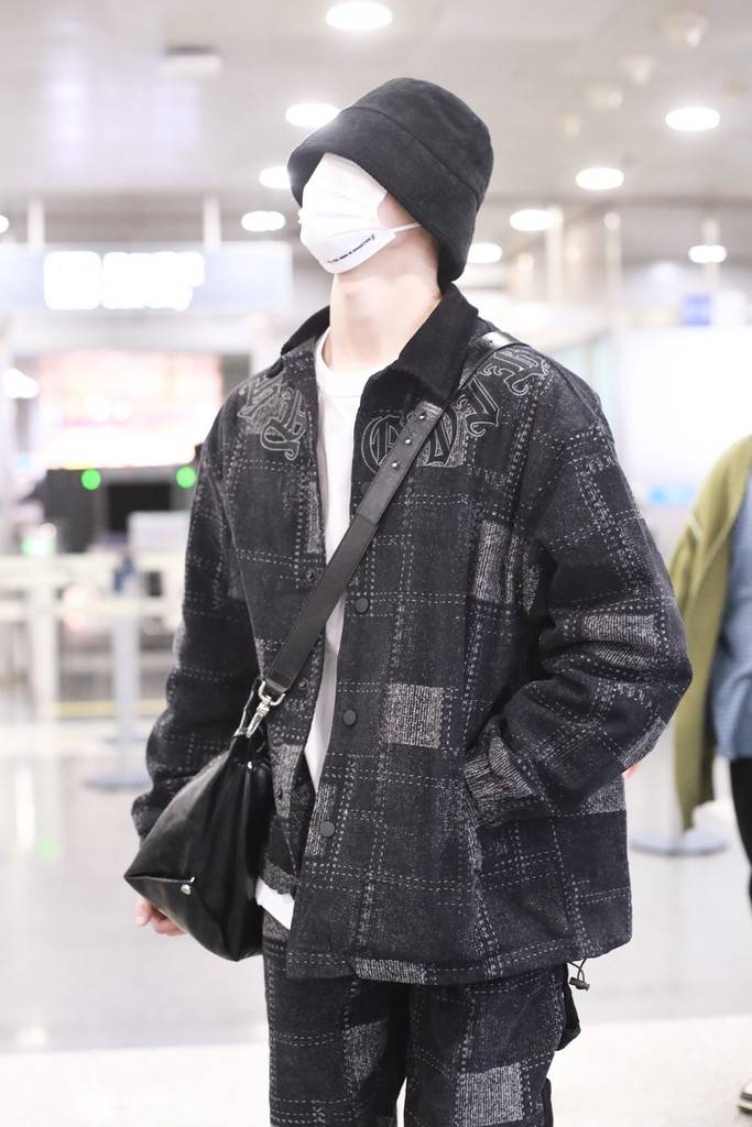 李昀锐北京机场出发身着牛仔套装帅气时尚