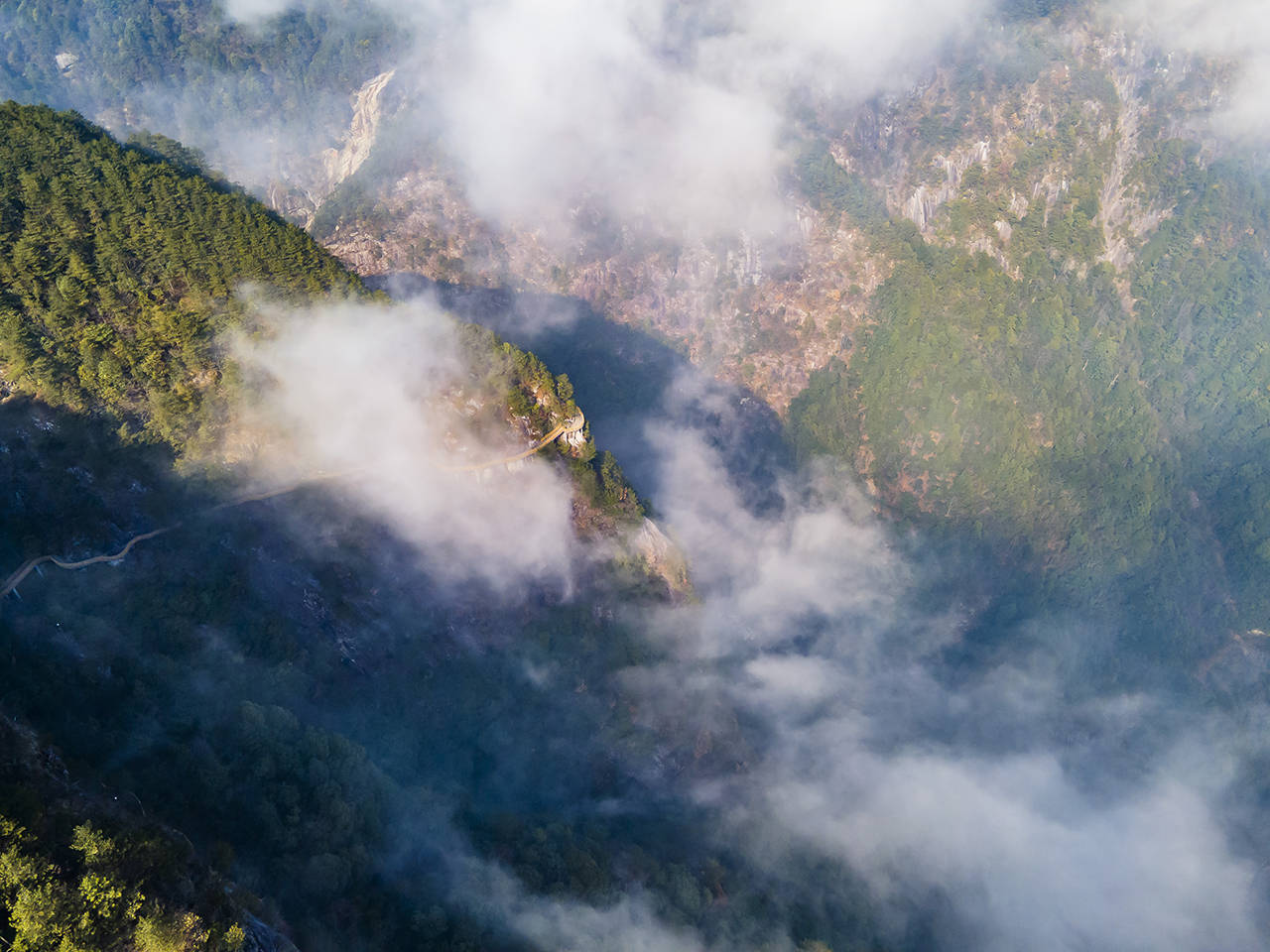 冬游江西，在明月山云海之上滑雪，泡摄生硒温泉水脉温泉