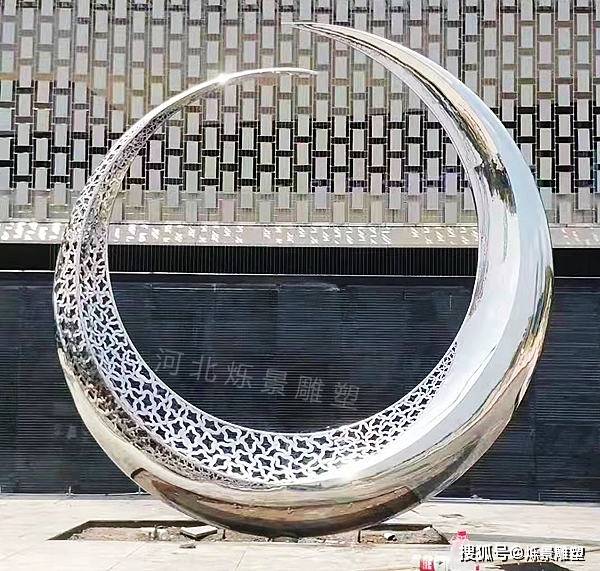 美轮美奂的不锈钢月亮圆环雕塑