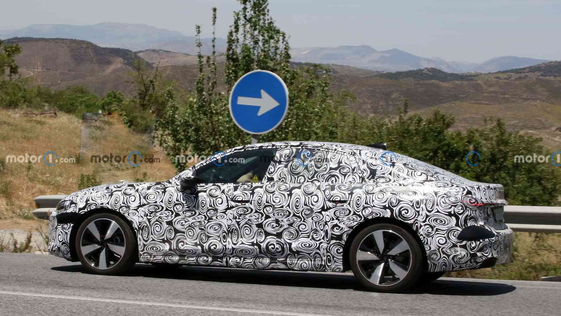 奥迪a4换代车型最新谍照曝光，将更名为a5，采用更扁的前脸