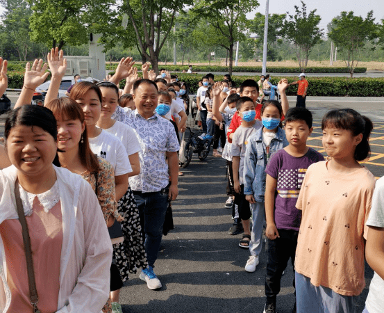 东联和信中学敞开大门 吸引到了不少阜阳家长和孩子 学校开放日 来了