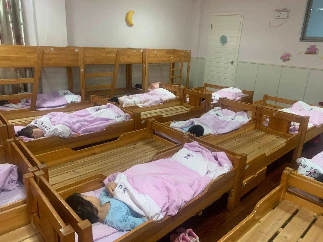 锦绣幼儿园的午睡室里,幼儿保持一米间距.