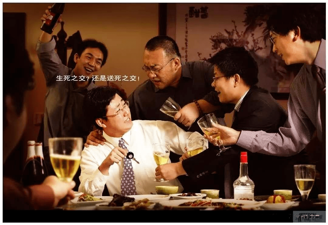 昭通众人聚餐,独留男子一人醉死在车上,参与喝酒的人一起赔!