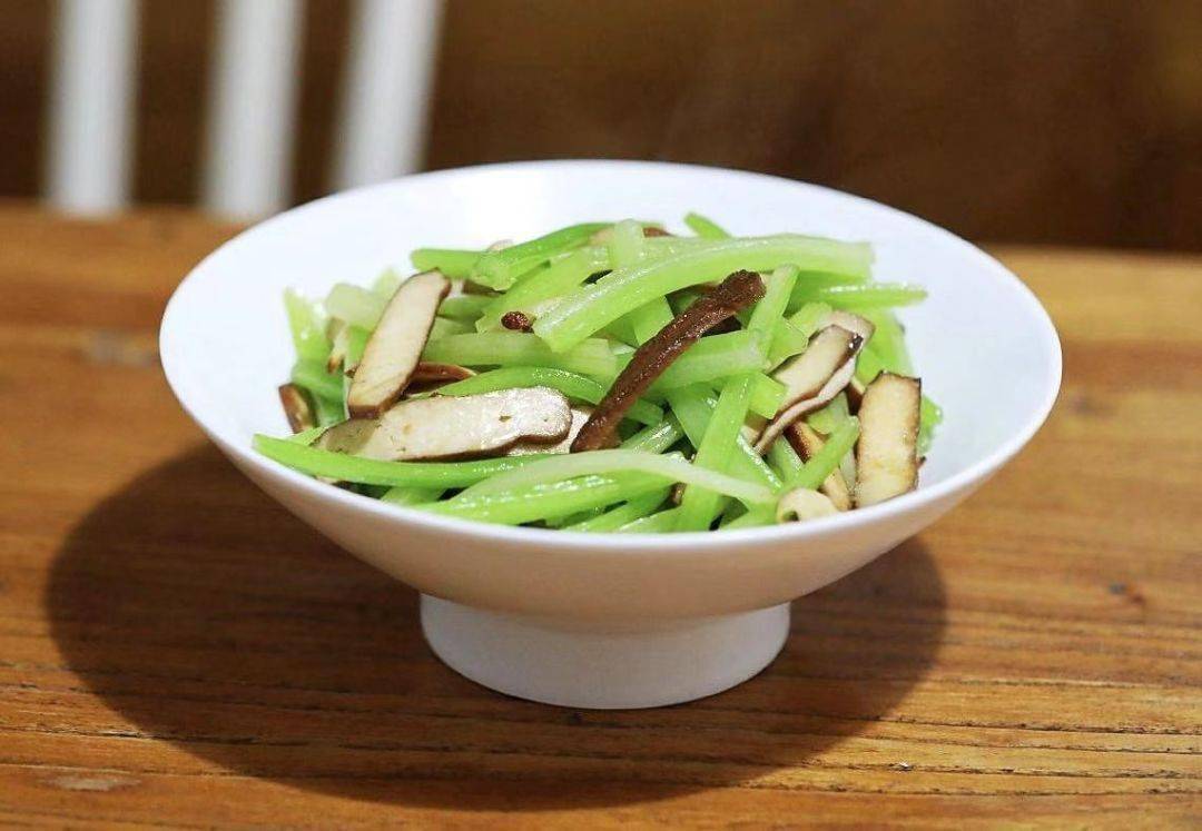 芹菜可以和香菇放一起吃吗 821eeef095ce498bbfa04bcf8a5a12d0.jpeg