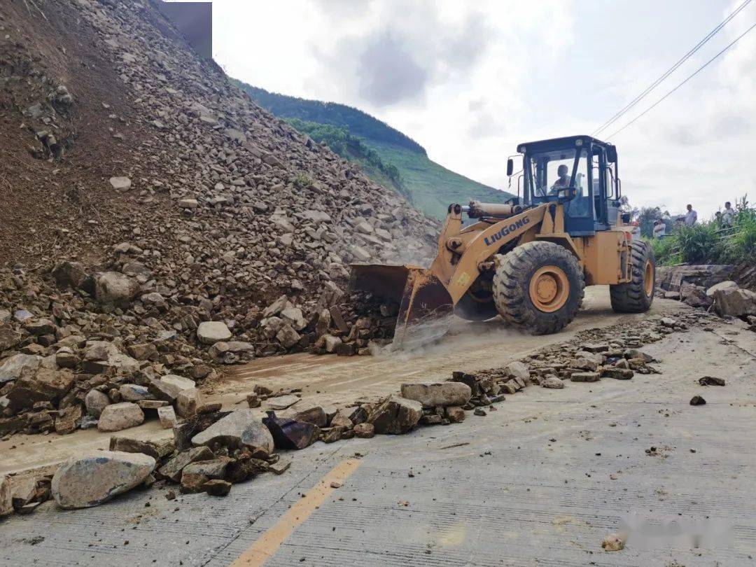 国道242线罗城县洞坎水库段发生上边坡塌方恢复通车大暴雨突袭河池