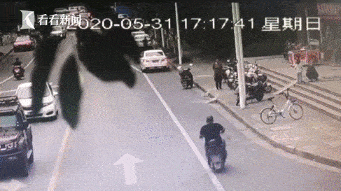 田某|男子入室盗窃被“直播” 民警当街上演“猫捉老鼠”