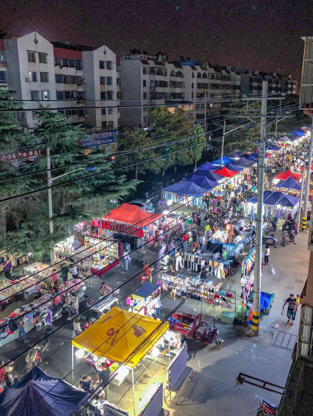 阜阳摆地摊的火了!_夜市