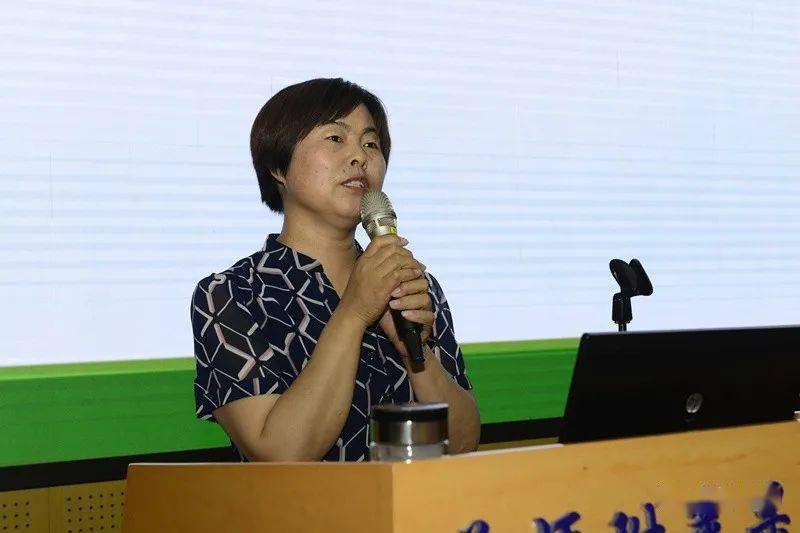 精准对接精准施策特级教师唐翠萍为高三师生做政治专题讲座