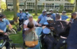 反转!美国大学生被控袭警 视频却拍下他遭警棍殴