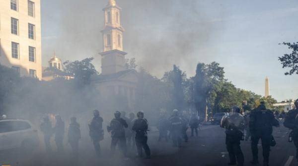 用催泪瓦斯“开路”？特朗普:没有,特勤局:没有