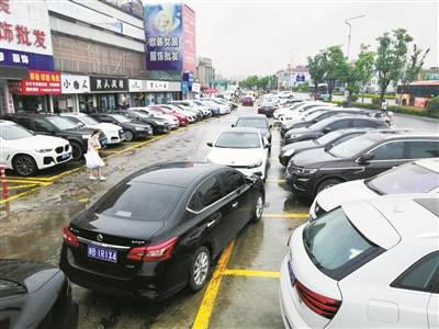 “花式”停车随处见 跨门堆放仍未休已过两周