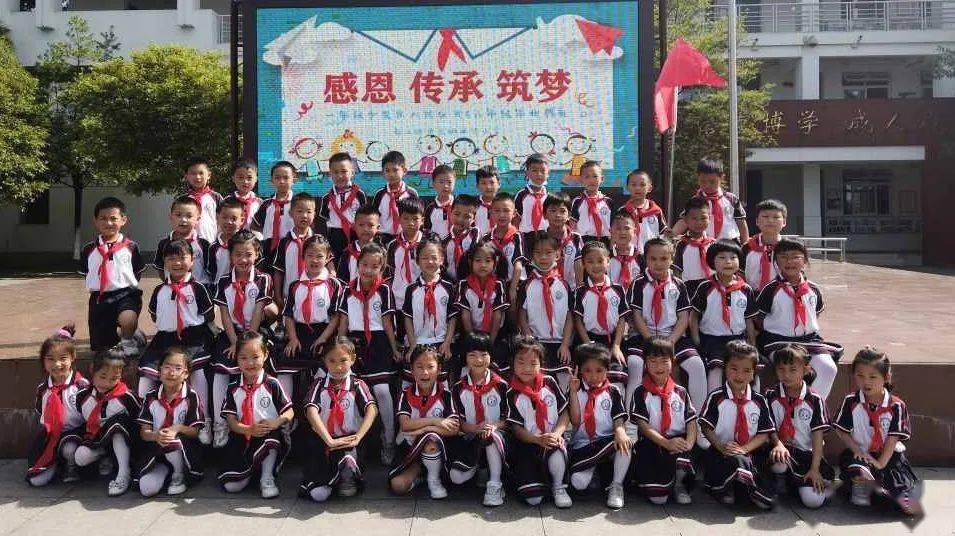 感恩 传承 筑梦——都江堰市光明团结小学一年级入队仪式暨六年级毕业