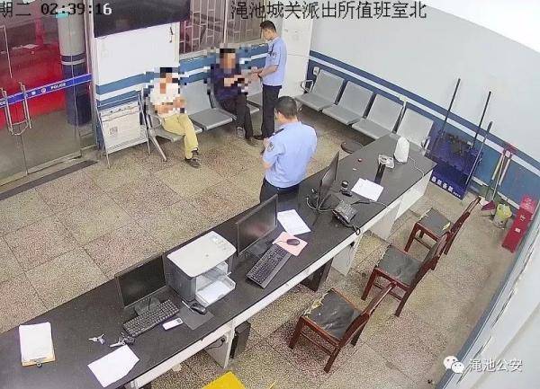 奇葩 | 渑池一男子趁出租车司机不备开着就跑…