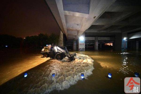 军民|“超警”洪峰过后，柳江河水位下降，军民挑灯奋战忙清淤