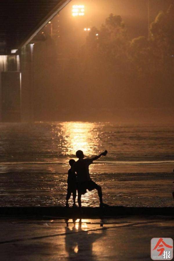 军民|“超警”洪峰过后，柳江河水位下降，军民挑灯奋战忙清淤