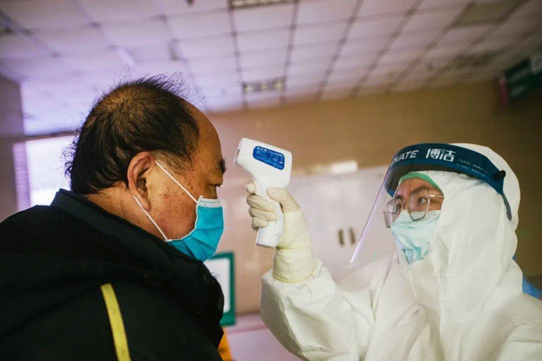 白皮书|国务院发布抗疫白皮书：确诊患者人均医疗费用2.3万，武汉定点医院重症治愈率89%