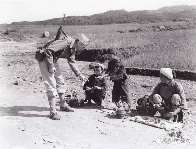 山河带砺:抗战时期军民共摆地摊的珍贵图片