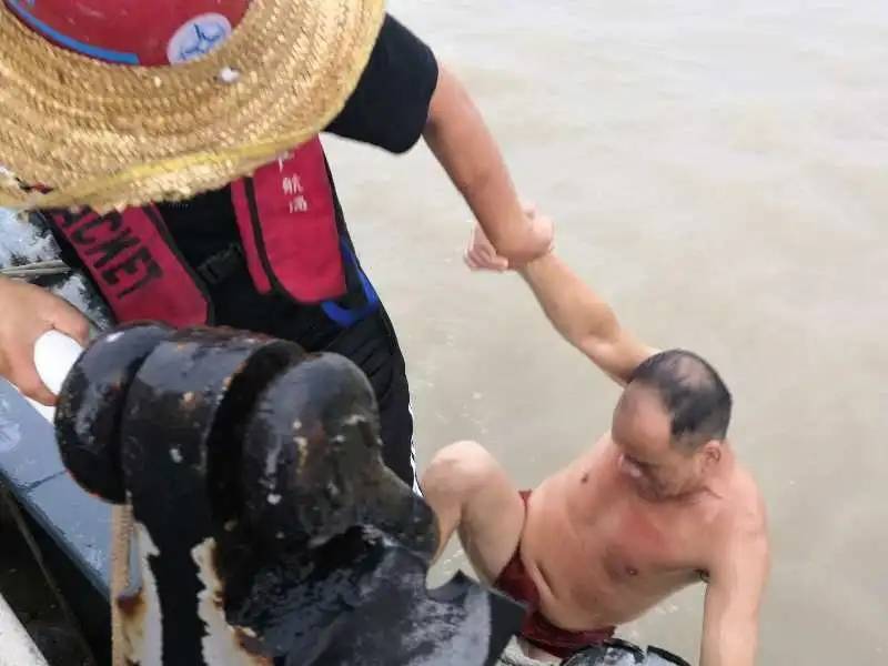 交管|广州海事在南沙水域救起一落水渔民，系小渔艇驾驶员不慎落水