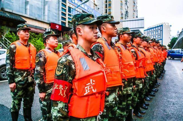 广西柳江暴涨,武警官兵昼夜奋战7小时