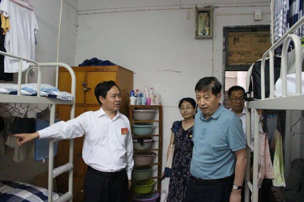 杨凌职业技术学院领导带队对学生宿舍内务卫生工作进行检查和指导