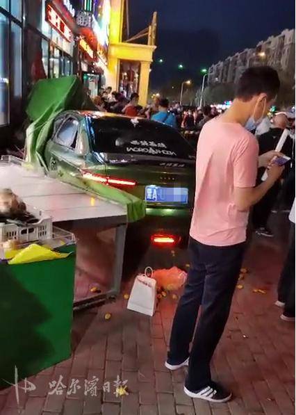 刘某|哈尔滨交警通报：轿车失控致11人受伤 女驾驶员非酒驾、毒驾