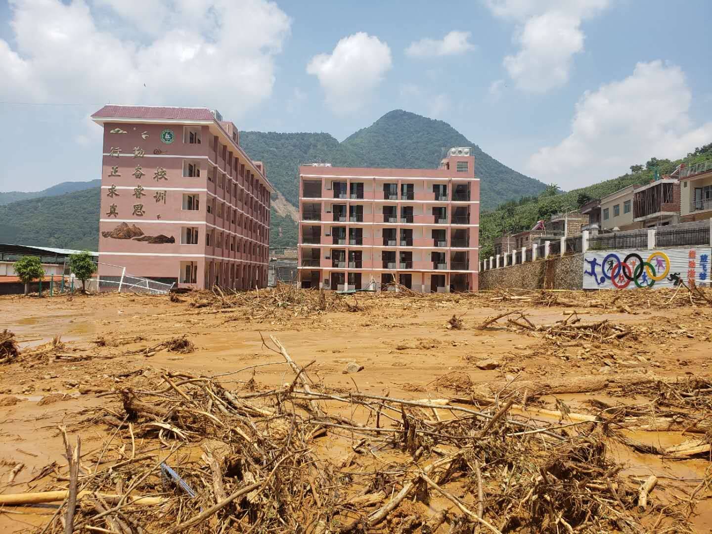 新华社|广西田林：暴雨引发泥石流 400多人被紧急疏散