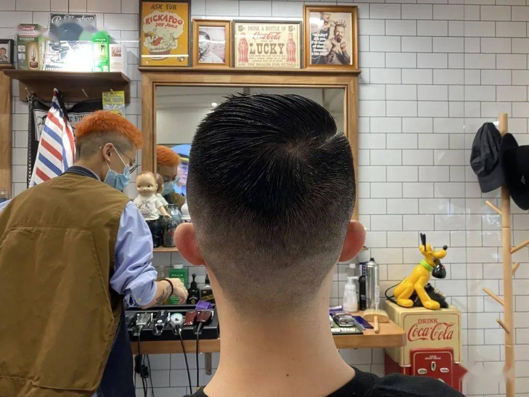 想剪个头发因为是女的被拒在门外杭州一些理发店只剪男头每天还要预约