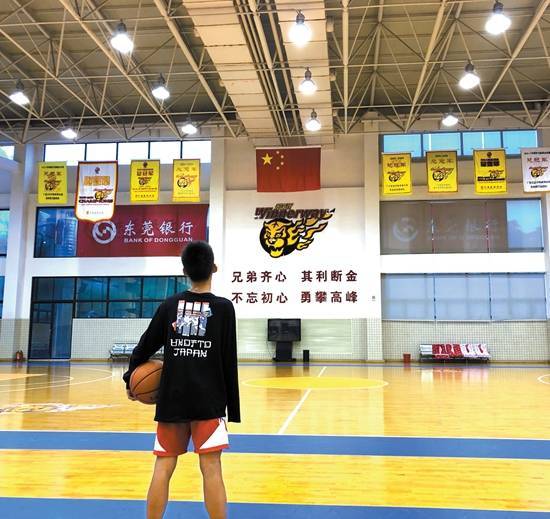 张家城走进广东宏远篮球俱乐部 独臂篮球少年单挑球星
