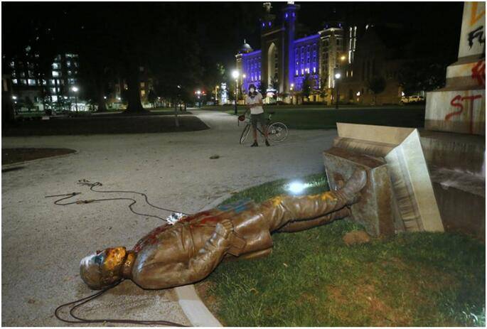 示威者|美国内战期间南方将军雕像被示威者推倒，有人泼漆、小便……