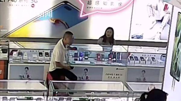 男子|民警调解纠纷嫌疑人旁观 不料“吃瓜”吃到自己