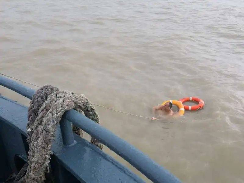 船舶|紧急！狂风雨中广州海事在南沙水域救起一落水渔民