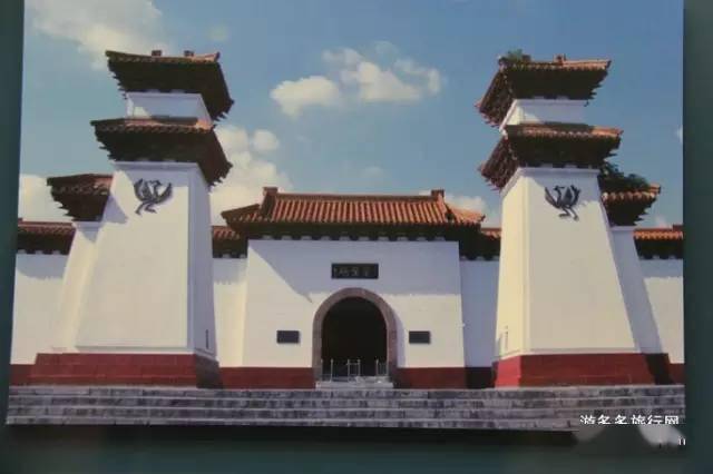 汉代铜钫,河南邓县西槐树村出土,南阳市博物馆藏.