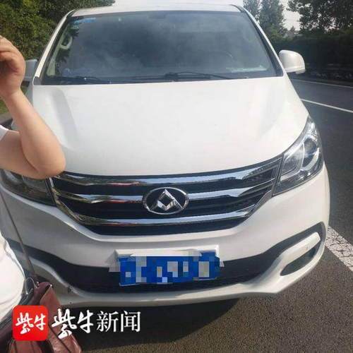 盐城|男子遇交警检查闯卡通行，一查竟然既无证又超员