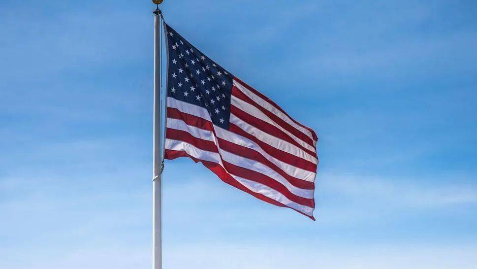 华盛顿纪念碑遭雷劈,美国最大国旗被撕碎