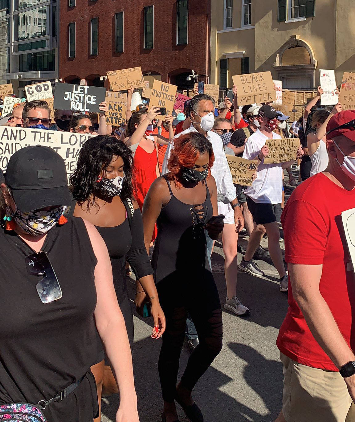 罗姆尼也上街,成为第一个参与示威的共和党参议员