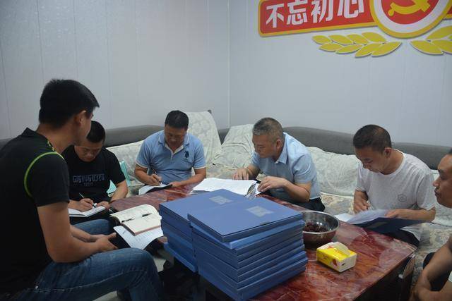 县禁毒办副主任郑玉华,县禁毒办相关人员深入格林镇太平村,风光村等