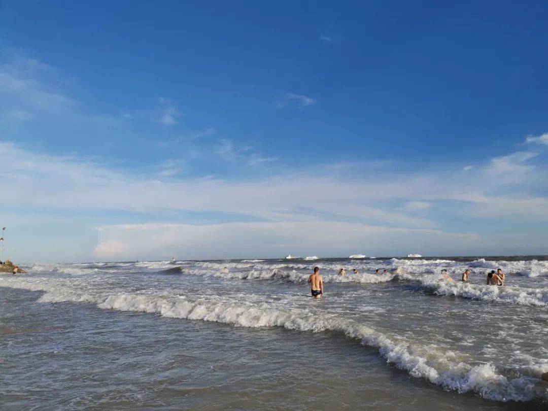 "浪潮"冠头岭海滩.孙竟淋 摄