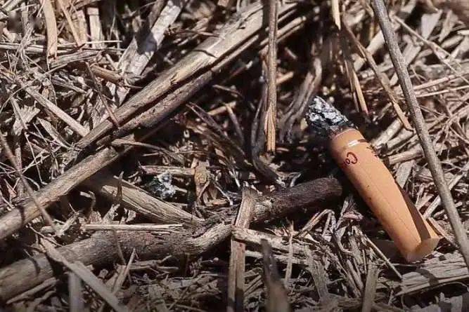 安全提示二 不要躺在床上或沙发上吸烟.