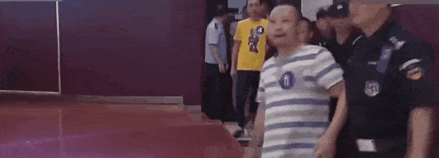 当街持枪杀人仅判三年半,打掉保护伞后,