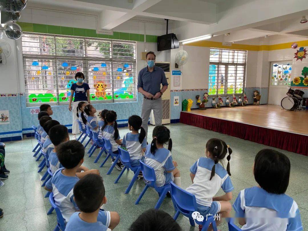 他们都坚守岗位, 一直在中国 和玛利亚幼儿园孩子们 风雨同舟,不离不